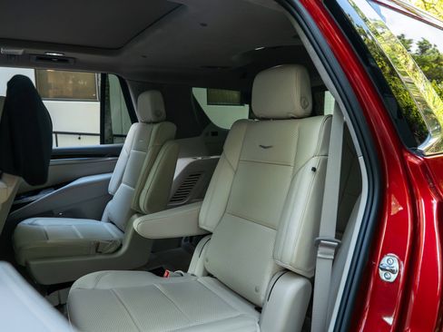 Used 2025 Cadillac Escalade Premium Luxury Platinum AWD/4WD image 11