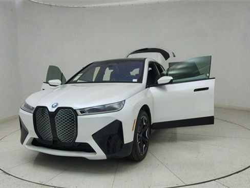Used 2025 BMW iX xDrive50 image 70