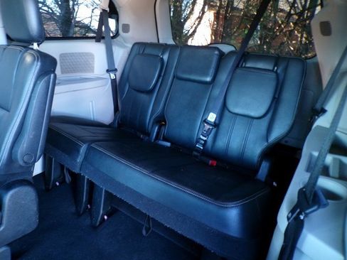 Used 2014 Chrysler Town & Country Touring image 9