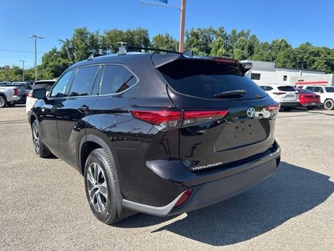 Used 2021 Toyota Highlander XLE AWD/4WD image 4