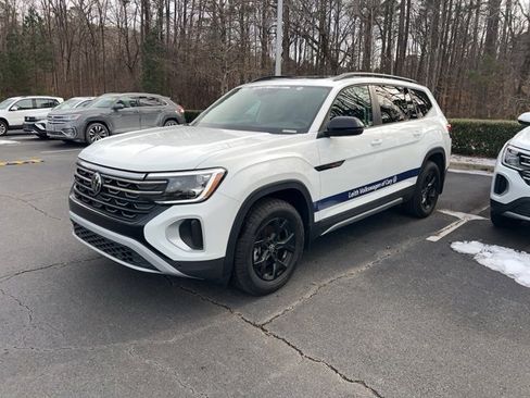 Used 2025 Volkswagen Atlas Peak Edition SE image 11