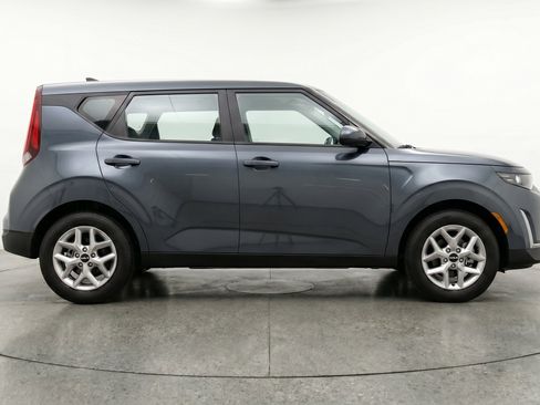 Used 2025 Kia Soul LX w/ LX Technology Package FWD image 11