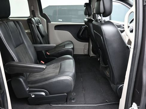 Used 2020 Dodge Grand Caravan SXT FWD image 13
