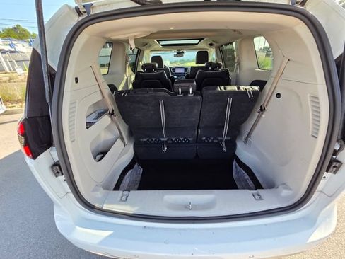 Used 2023 Chrysler Pacifica Limited FWD image 33