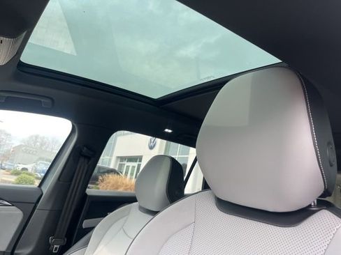 New 2026 Volkswagen Tiguan SE R-Line FWD image 29