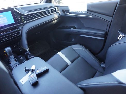 Used 2025 Toyota Camry SE w/ Convenience Package FWD image 16