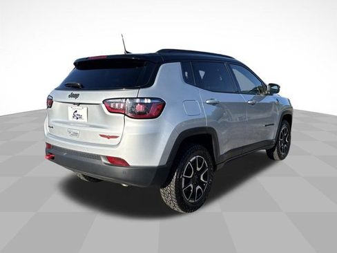 Used 2025 Jeep Compass Trailhawk AWD/4WD image 6