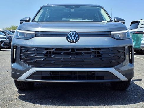 New 2025 Volkswagen Tiguan SE image 2
