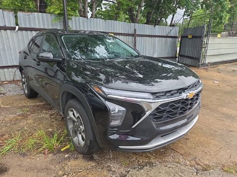 Used 2025 Chevrolet Trax LT w/ LT Convenience Package FWD image 4