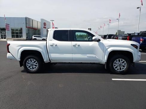 Used 2025 Toyota Tacoma SR5 AWD/4WD image 4