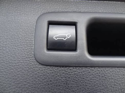 Used 2022 Toyota Highlander XLE image 11