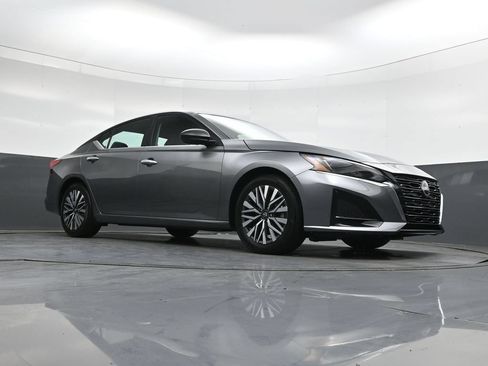 Used 2024 Nissan Altima 2.5 SV FWD image 29