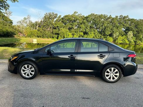 Used 2022 Toyota Corolla LE FWD image 3