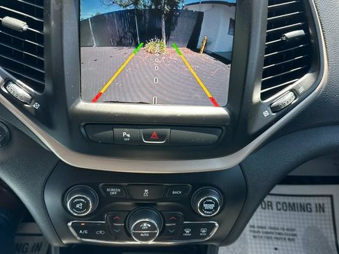 Used 2018 Jeep Cherokee Limited AWD/4WD image 34