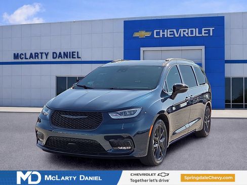 Used 2025 Chrysler Pacifica Limited FWD image 2