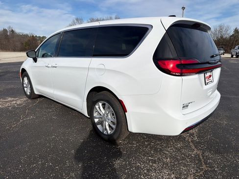 New 2026 Chrysler Pacifica Select image 5