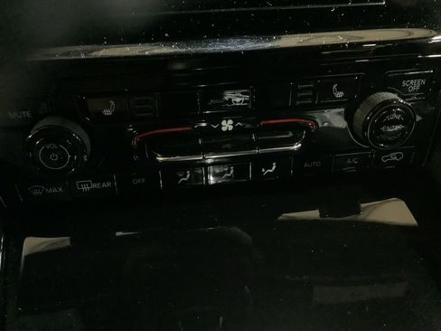 Used 2023 Jeep Grand Cherokee L Laredo image 28