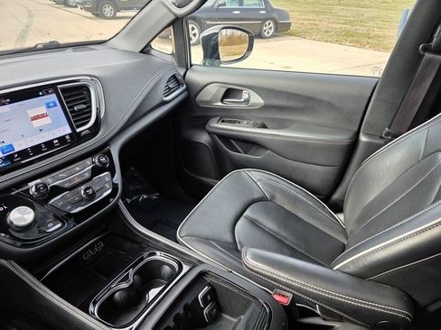 Used 2024 Chrysler Pacifica Limited w/ S Appearance Package image 37