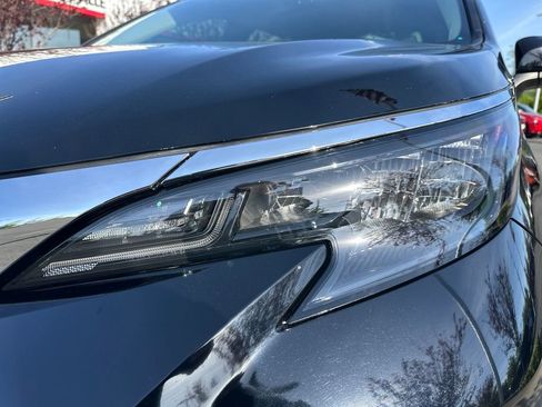 Used 2025 Toyota Sienna XLE w/ XLE Plus Package AWD/4WD image 9