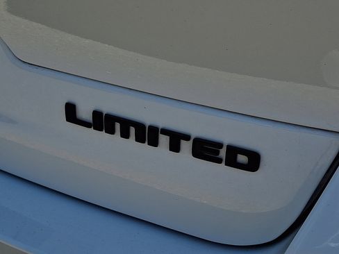 Used 2024 Jeep Grand Cherokee L Limited w/ Black Appearance Package AWD/4WD image 16