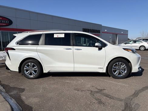 Certified 2021 Toyota Sienna Platinum image 2