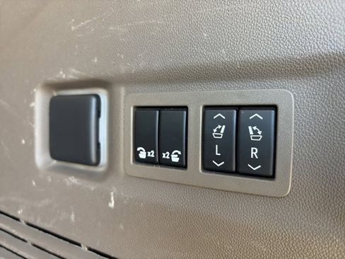 Used 2023 GMC Yukon XL Denali image 7