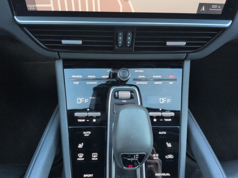 Used 2019 Porsche Cayenne image 18