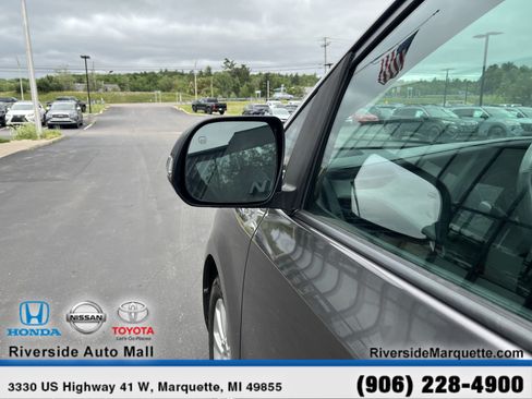 Used 2015 Toyota Sienna Limited Premium w/ Four Season Floor Mat Package FWD image 5