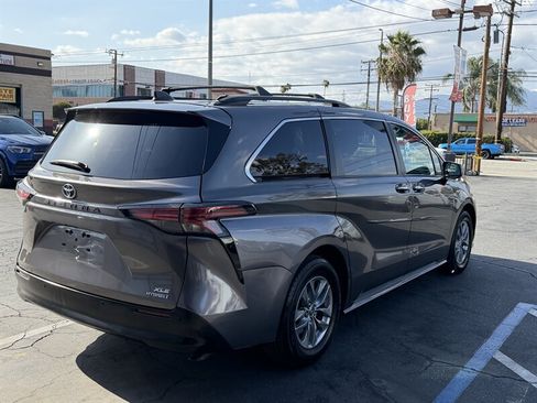 Used 2022 Toyota Sienna XLE w/ XLE Plus Package FWD image 5