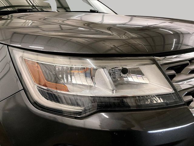 Used 2018 Ford Explorer XLT w/ Equipment Group 202A AWD/4WD image 29