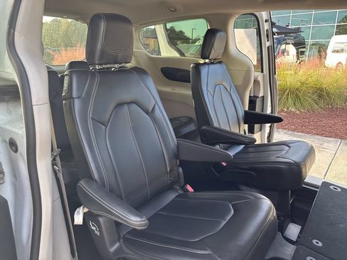 Used 2024 Chrysler Pacifica Touring-L FWD image 22