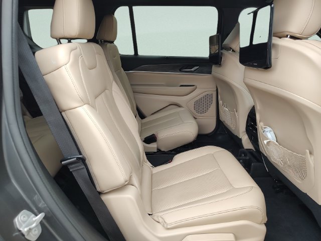 Used 2023 Jeep Grand Cherokee L Limited w/ Luxury Tech Group II AWD/4WD image 29
