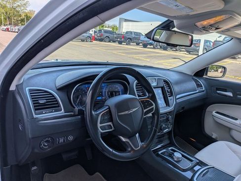 Used 2019 Chrysler 300 Touring AWD/4WD image 9