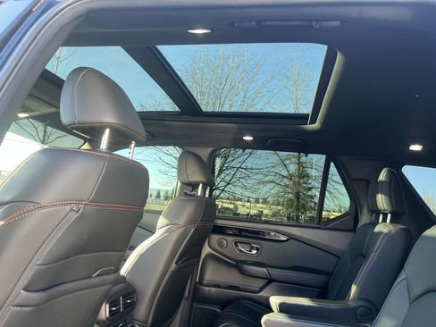 Used 2025 Honda Pilot TrailSport image 16