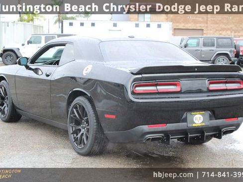 Used 2019 Dodge Challenger SXT image 3
