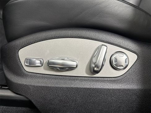 Certified 2025 Porsche Macan image 40