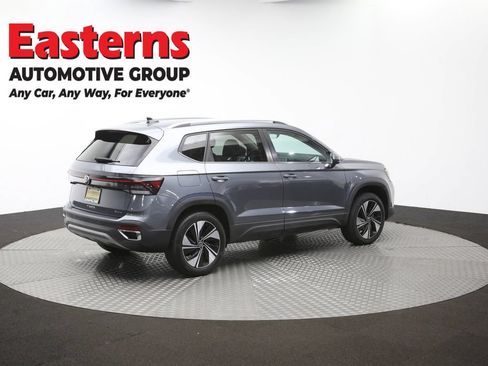 Used 2025 Volkswagen Taos SE AWD/4WD image 40