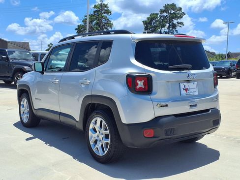 Used 2018 Jeep Renegade Latitude FWD image 2