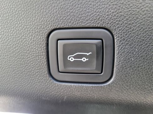 Used 2023 GMC Yukon AT4 w/ Technology Package image 9