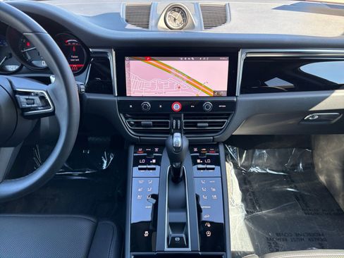Used 2025 Porsche Macan AWD/4WD image 15