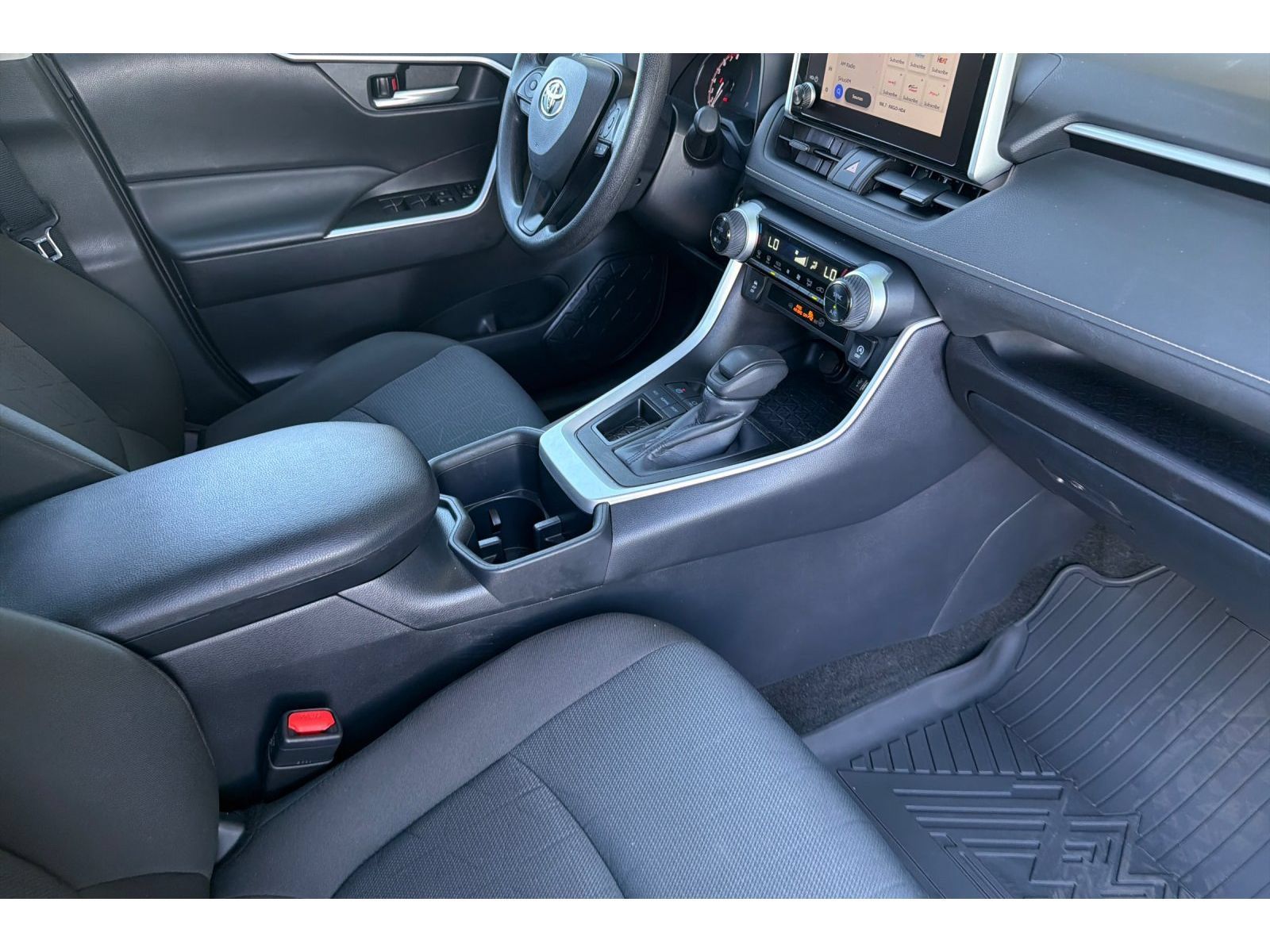 Used 2025 Toyota RAV4 XLE FWD image 18