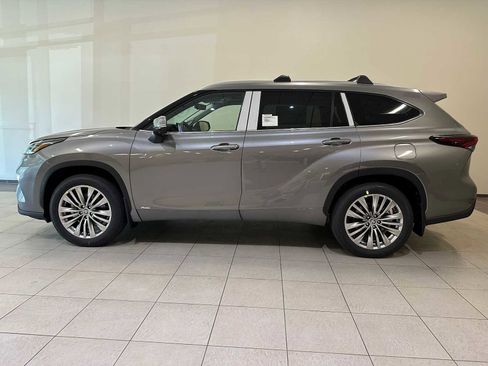 New 2026 Toyota Highlander Platinum image 3