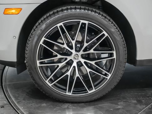 Certified 2023 Porsche Macan AWD/4WD image 12