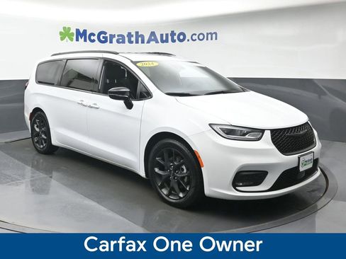 Used 2024 Chrysler Pacifica Limited w/ S Appearance Package image 2