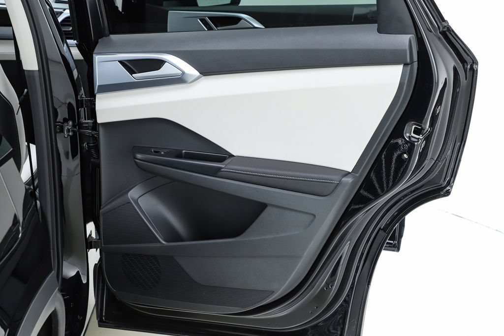 New 2026 Volkswagen Taos SE FWD image 30
