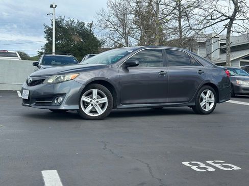 Used 2014 Toyota Camry SE image 1