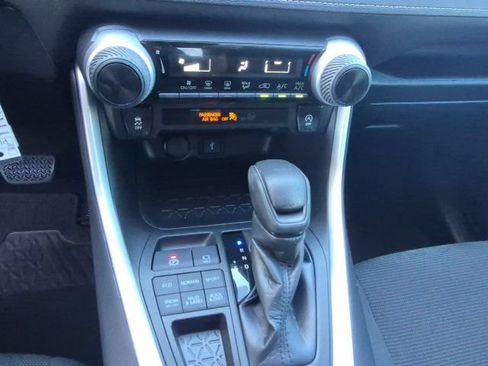 Used 2021 Toyota RAV4 LE w/ Carpet Mat Package (TMS) AWD/4WD image 23