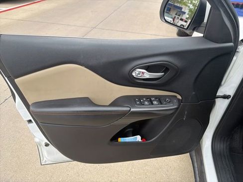 Used 2016 Jeep Cherokee Limited w/ Technology Group FWD image 12
