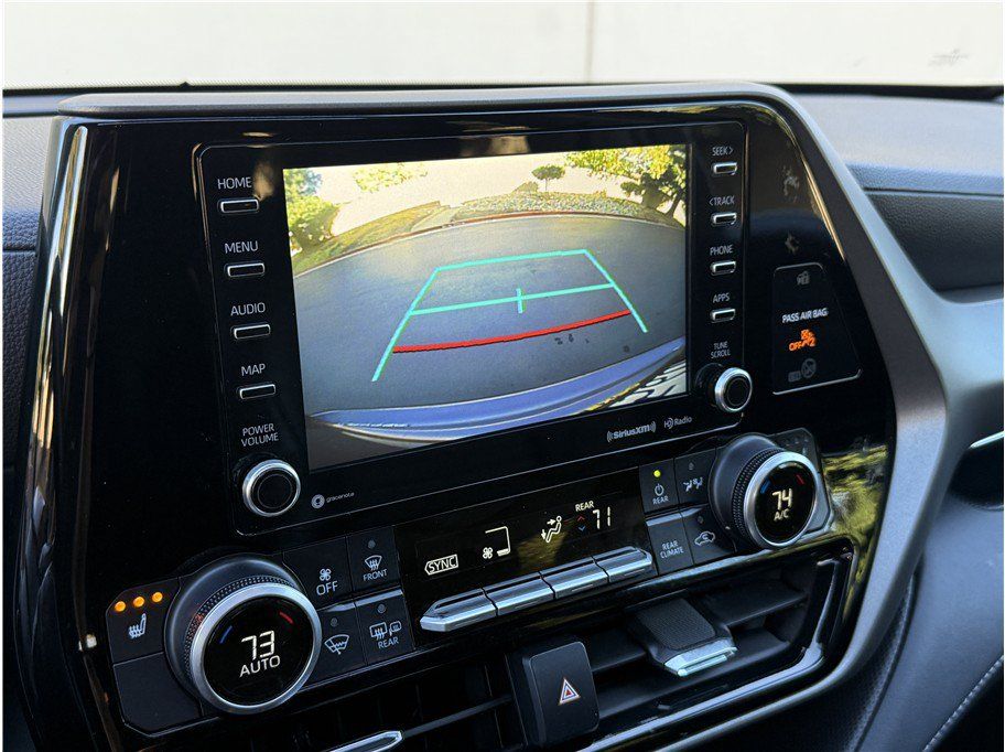 Used 2021 Toyota Highlander XLE AWD/4WD image 17