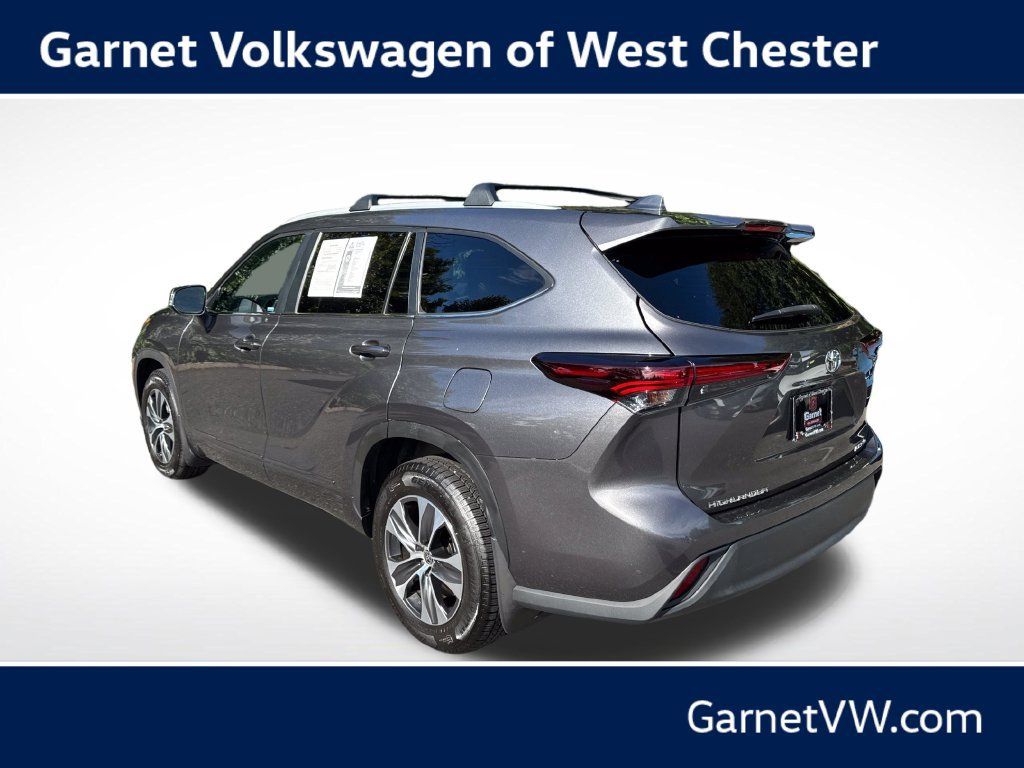 Used 2024 Toyota Highlander XLE AWD/4WD image 3